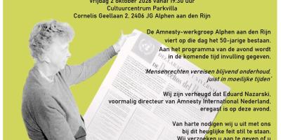 Een vrouw houdt een groot document met de titel Universele Verklaring van de Rechten van de Mens