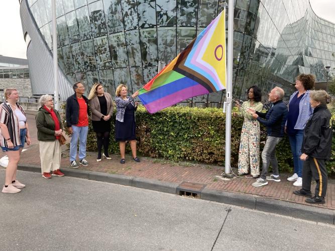 Gemeente Alphen ad Rijn hijst vlag